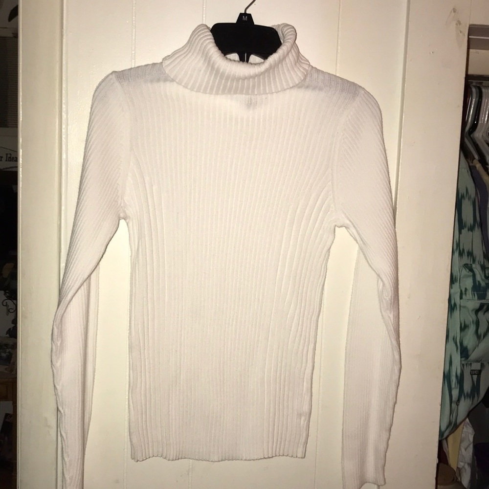 Woman’s size M off white ribbed sweater.